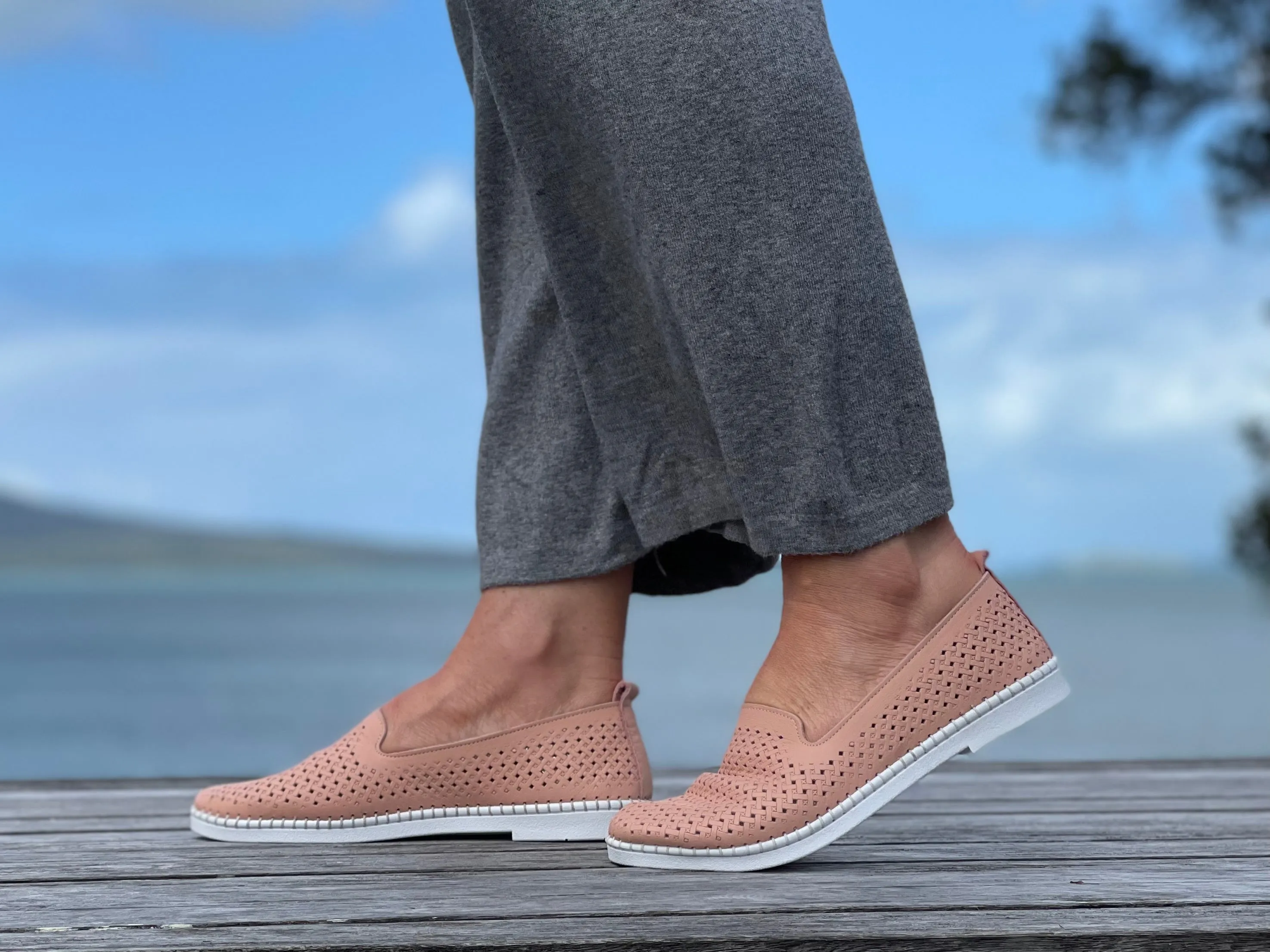 Via Nova Heldi available in 2 colours